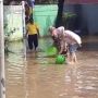 Banjir Rendam Pekarangan, Sekolah di Depok Berubah Jadi Arena Lomba Menangkap Ikan