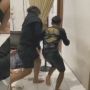 Temannya Asyik Main HP, Remaja Ini malah Buat Suasana Geger dengan Kecoa Hidup