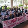 Gelar Unjuk Rasa di Rektorat, Mahasiswa Unila Desak Pecat Rektor Unila cs yang Terlibat Kasus Suap