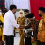 Bagikan Tiga Ribu Sertifikat Tanah di Sidoarjo, Jokowi: Boleh Dibawa ke Bank Asal untuk Modal Usaha