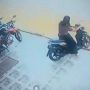 Emak-emak Nekat Curi Motor Langsung ke Dealer Berakhir Nyungsep di Parit