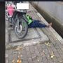 Potret Ojol Terciduk Tidur di Trotoar dengan Posisi Motor Jadi Bantal, Alasannya Bikin Terharu