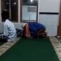 Pemuda Tidur di Masjid Tercium Bapak-bapak saat Salat, Netizen Ngakak: Berasa Cium Mayit