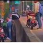 Kacang Lupa Kulit, Pria ini Ditinggal Pengendara Lain Usai Bantu Bopong Motor Lewat Pembatas Jalan Hindari Polisi