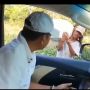 Dedi Mulyadi Ajak Bapak Pencari Rumput untuk Pulang Naik Toyota Alphard Miliknya, Bikin Salut