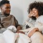 5 Manfaat Pillow Talk, Hubungan Menjadi Lebih Baik
