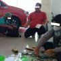 Viral! Pasutri Berbaju Lusuh Beli Mobil Baru Tunai, Uang Ratusan Juta Dibawa Pakai Karung