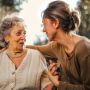 4 Tips Mengambil Hati Calon Ibu Mertua, Jadilah Diri Sendiri!