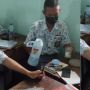 Berasa Rumah Sendiri, Pelajar Ini Bawa Termos di Kelas