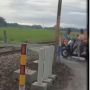 Viral Pemotor Nyaris Kena Sambar Kereta Api Saat Hendak Menyeberangi Perlintasan, Sosok Pria Ini Jadi Pahlawan