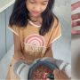 Gadis Cilik Bikin Kue untuk Beri Kejutan Ulang Tahun Asisten Rumah Tangga di Rumahnya