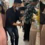 Punya Fungsi Lain, Fotografer Ini Jepit Gorengan Pakai Tripod Miliknya