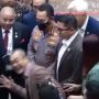 Anggota Komisi III DPR RI Pecicilan di Depan Kapolri, Netizen: Tingkahnya Kayak Mr Bean