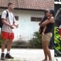 Emak-emak Ini Dapat Uang Rp 25 Juta Setelah Beri Botol Air ke Bule, Responsnya Bikin Haru