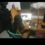 Asyik Dangdutan Meski Tepergok Polisi Main Judi Slot, Emak-emak Ini Ditawarkan jadi Biduan