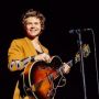 Kejutkan Penggemar, Harry Styles Bantu Ibu Hamil di Konser