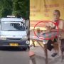 Sopir Angkot Diamuk Emak-emak Gegara Mobilnya Penyebab Kemacetan, Sosoknya Tetap Tenang Sambil Asyik Makan