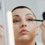 Wanita Ini Bagikan Video Perjuangan Pakai Eyeliner, Hasilnya Bikin Geregetan