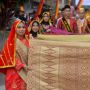 Kemeriahan Parade 1000 Songket di Tanah Datar