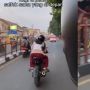 Salut! Tulisan di Punggung Istri Pengendara Motor Ini Bikin Terharu