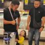 Salah Peluk Ayah Orang saat di Supermarket, Reaksi Bocah Ini Gemas Banget
