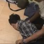 Geger Pemuda Nangis Kejer di Lantai Habis Diputusin Pacar, Warganet: Baju AC/DC, Hati Aserehe