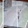 Beredar Video Emak-emak Siksa Anak Tetangga, Tanpa Basa-basi Jewer Telinga si Balita sampai Memar