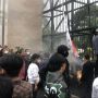Memaksa Masuk, Aksi HMI di Depan Gedung DPR Diwarnai Pembakaran Spanduk dan Lemparan Botol
