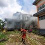 Bangunan Terbengkalai Milik RS Untan Pontianak Terbakar, Asap Tebal Petugas Pemadam Jatuh Pingsan