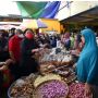 Puan Maharani Tinjau Harga Bahan Pangan di Pasar Mataram