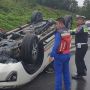 Diduga Ngebut, Fortuner Pelat Kuning Terbalik di Tol Pekanbaru-Dumai