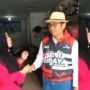 Pria Mirip Ridwan Kamil Ini Dapat Sambutan Antusias dari Emak-emak, Kang Emil: Saya Gubernurnya Dia yang Dipeluk