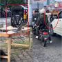 Aksi Musisi Jalanan Bawa Laptop Saat Ngamen di Lampu Merah Jadi Sorotan, Publik: Mewah