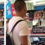 Bikin Salut, Pria Ini Enggak Malu Belanja Make Up untuk Kekasihnya