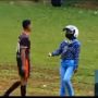 Geger Wanita Berhelm Jemput Paksa Suami Saat Lagi Tanding Sepak Bola, Warganet Prihatin