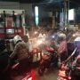 Harga BBM Diisukan Bakal Naik, Malam-malam Antrean di SPBU Kota Tegal Mengular