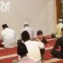 Bikin Gemas, Balita Ini Salami Semua Jemaah Usai Salat Banjir Pujian Warganet