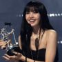 Gaya Kece Lisa Blackpink dengan Rambut Hitam dan Kacamata Curi Perhatian, Mirip Anak Gaul Jakarta!