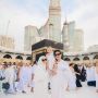 5 Potret Keluarga Dinda Hauw dan Rey Mbayang Pakai Outfit Senada saat Umrah, Kompak Banget!