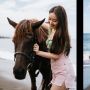 Cantiknya Natasha Wilona Menunggangi Kuda saat Berlibur di Bali