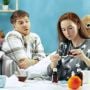 4 Tanda Teman Menyimpan Rasa Cinta Padamu, Coba Perhatikan Kembali!