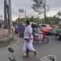 Pemuda Berbusana Adat Ngamuk Serang Pengendara di Kerobokan Bali Dengan Keris