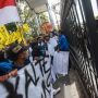 Tolak Kenaikan BBM, Mahasiswa Geruduk Kantor Gubernur Kalteng