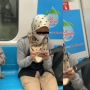 Bikin Geram! Tak Bisa Duduk Gegara Kursi MRT Penuh Tas Penumpang, Wanita Ini Pilih Berdiri daripada Menegur