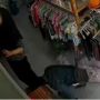 Viral Video Seorang Pria Lecehkan Pelayan Toko di Pontianak, Modus Jatuhkan Kunci Lalu Cium Kaki Korban