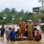 Kunjungi Korban Banjir, Momen Bupati Bengkulu Utara Ditandu Agar Tak Nyemplung ke Air Tuai Pro Kontra Publik