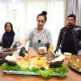Kewalahan Makan Bakso Gunung Raksasa, Nagita Slavina Sampai Minta Panggil Warga Andara Bantu Habiskan