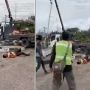 Diduga Karena Masalah Arus Listrik, Sejumlah Petugas Penerangan Jatuh Bergelimpangan di Jalan