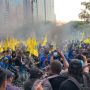 Bakar Ban hingga Terobos Kawat Berduri  Massa PMII Demo Tolak Kenaikan BBM Rusuh