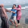 Bikin Video Romantis di Pantai, Pasangan Ini Ternyata Direkam Mertua